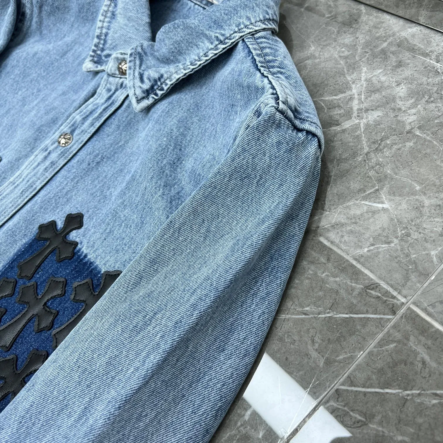 P256 Chrome Hearts🍁shirt series🍁1000-year-old classic patchwork embroidered leather denim, exclusive custom weaving and dyeing, 100% pure cotton high weight denim fabric, high-tech washing! Heavy enzyme stone rinse! Original hardware mold opening! ⭐Special version of the original version ⭐Patchwork leather craftsmanship Can be worn with denim in all seasons 🌈Recommended color: Custom washed denim blue 🌈Code number: S, M, L, XL